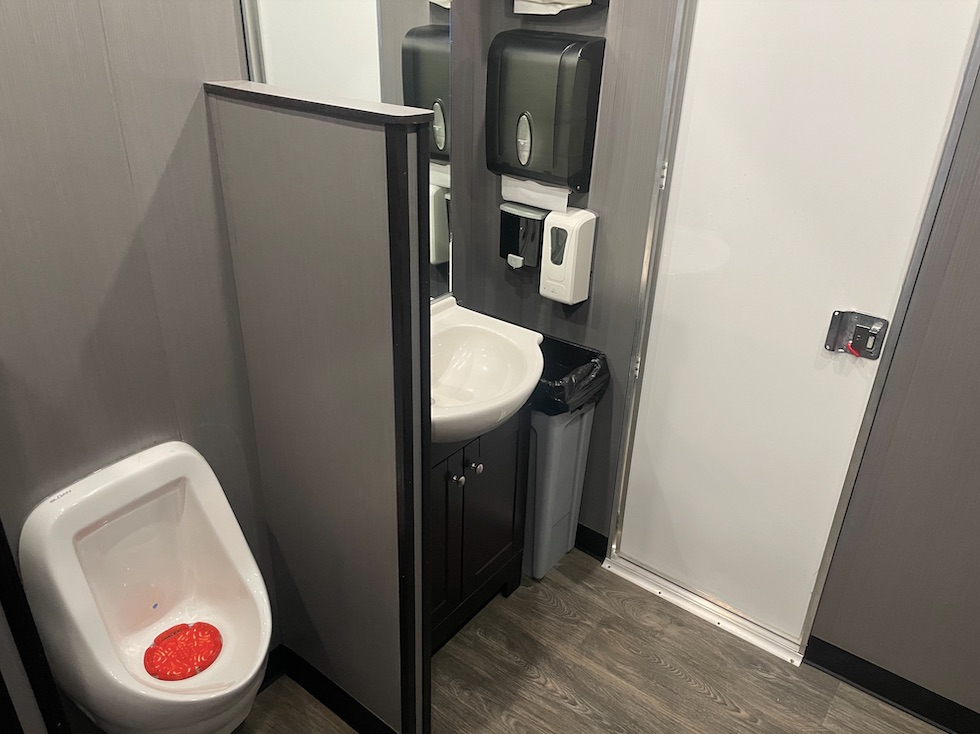 6 Unit urinal and sink interior